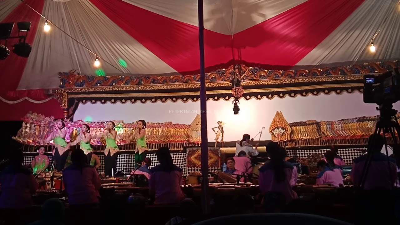 Wayang kulit di desa bojong kawunganten 